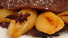 Crêpes tout-choco et poêlée de poires