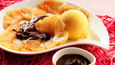 Carpaccio d'ananas sauce chocolat