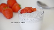 Crème au lait de coco, graines de chia et fraises