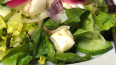 Petite salade d'été aux crottins de Chavignole