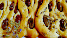 Fougasse aux herbes, olives et tomates séchées