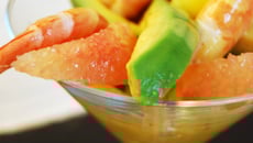 Coupe fraicheur : mangue, pamplemousse, avocat, crevettes, vinaigrette à la mangue