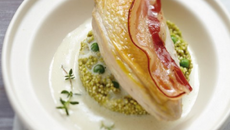 Suprême de pintade au Muscadet en carbonara, quinoa printanier