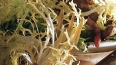 Salade de foies de volaille et lardons et sa sauce vinaigrette