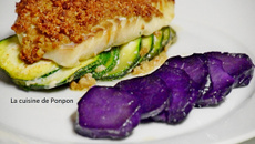 Filet de cabillaud en croûte de bagna cauda sur un lit de courgettes, accompagné de vitelottes