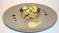 Tarte fine aux deux pommes, chèvre et noix, brochette de poulet, réduction de sauce moutardée figue miel