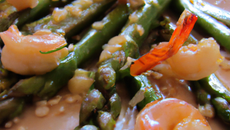 Sauté d'asperges aux crevettes