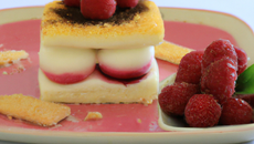 Tiramisu aux framboises fraîches et coulis