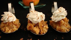 Poires en crumble de noisettes et chantilly au cacao maison