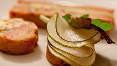 Roulé de foie gras aux poires et au Comté