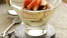 Tiramisu aux fraises et aux biscuits roses