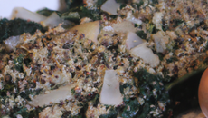 Epinards aux oignons émincés et quinoa