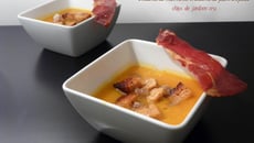 Velouté de potiron, brisures de marrons, croûtons de pain d'épice et chips de jambon