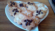 Les petits sablés à l'amande avec des pépites de chocolat, des amandes effilées et du sucre perle
