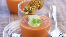 Gaspacho léger de tomates et île flottante à l'avocat accompagné de son pain d'épices curry-sésame
