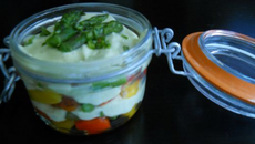 Verrine de légumes grillés au fromage blanc aromatisé à l'avocat
