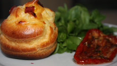 Petits choux crème de chèvre tomates marinées et basilic, pépites de lardons