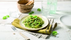 Spaghetti a pesto genovese, pignons de pin et basilic frais