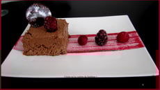 Marquise chocolat et coulis fruits rouges