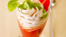 Melba de tomate à la chantilly de Chèvre-boîte nappée de tapenade