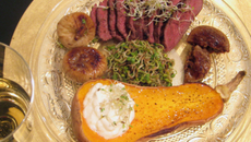 Magret de canard aux figues et germes de radis, assorti d'un butternut à l'alfalfa sur lit de chantilly salée