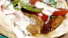 Sandwich au chawarma roulé dans son pain libanais cuit à la plancha