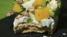 Bouchées sablées avocat, mangue, coriandre, poivre et roquefort