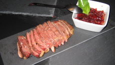 Magret de canard à la fleur de sel et sa compotée de gariguettes au basilic