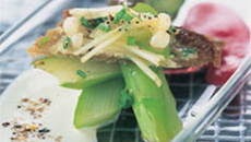 Crostinis d'asperges au chèvre et betterave sur baguette de campagne grillée