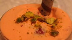 Mousse de fraises à l`Amaretto et pistaches