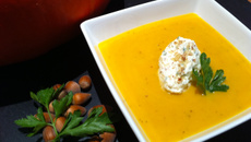 Velouté de courge et crème chantilly à la noisette et au persil