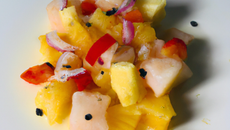 Ceviche de poisson aux poivrons, oignons, ananas et fruits de la passion