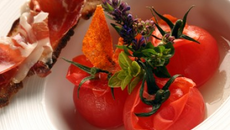 Tomate à la tomate et origan, eau de tomate et tartine de bellota