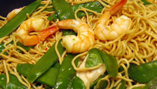 Wok de nouilles chinoises aux crevettes et aux légumes