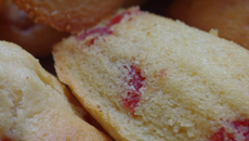 Madeleines aux fraises séchées