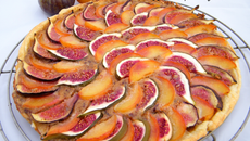 Tarte à la crème de noisettes, figues & prunes jaunes