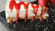 Cheesecake et soupe de fraises au citron vert