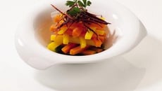 Vapeur de carottes de couleurs aux épices et jus de persil