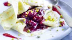 Crêpes à la pistache, coulis et confit de griottes, glace amande et pistaches