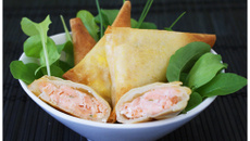 Samoussas au saumon, truite fumée et ciboulette