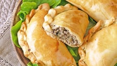 Empanadas à l'agneau, aubergine & moutarde