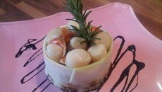 Noix de St Jacques sur fondue de poireaux crémeuse infusée au romarin