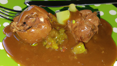 Exocet poché à la sauce créole