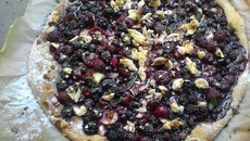 Pizza aux fruits rouges et au chocolat blanc