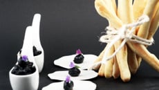 Tapenade sucrée d'olive noire et grissini au citron