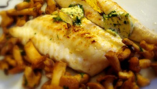 Filets de sole aux girolles et gingembre croustillant