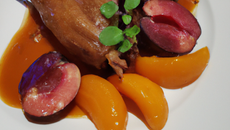 Cuisses de canard aux pêches