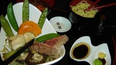 Magrets de canard et Saint Jacques en bouillon de légumes au miso