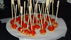 Sucettes de tomates-cerise aux cacahuètes
