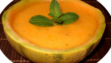 Soupes froides avec des fruits